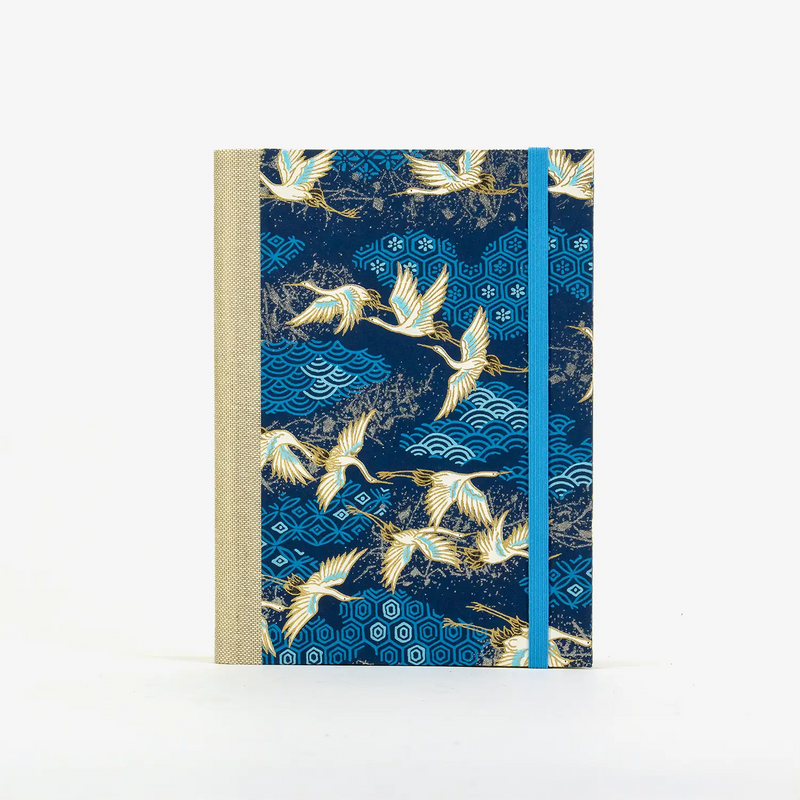 Skizzenbuch / 192 Seiten / fadengeheftet / Chiyogami / Kraniche auf blau mit gemusterten Wolken
