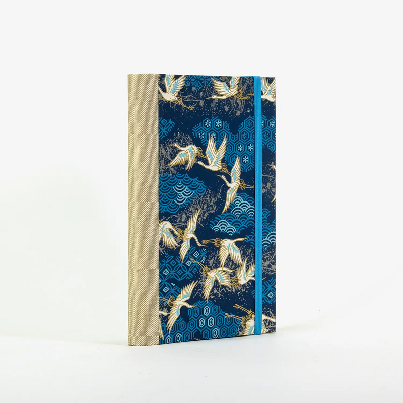 Skizzenbuch / 192 Seiten / fadengeheftet / Chiyogami / Kraniche auf blau mit gemusterten Wolken