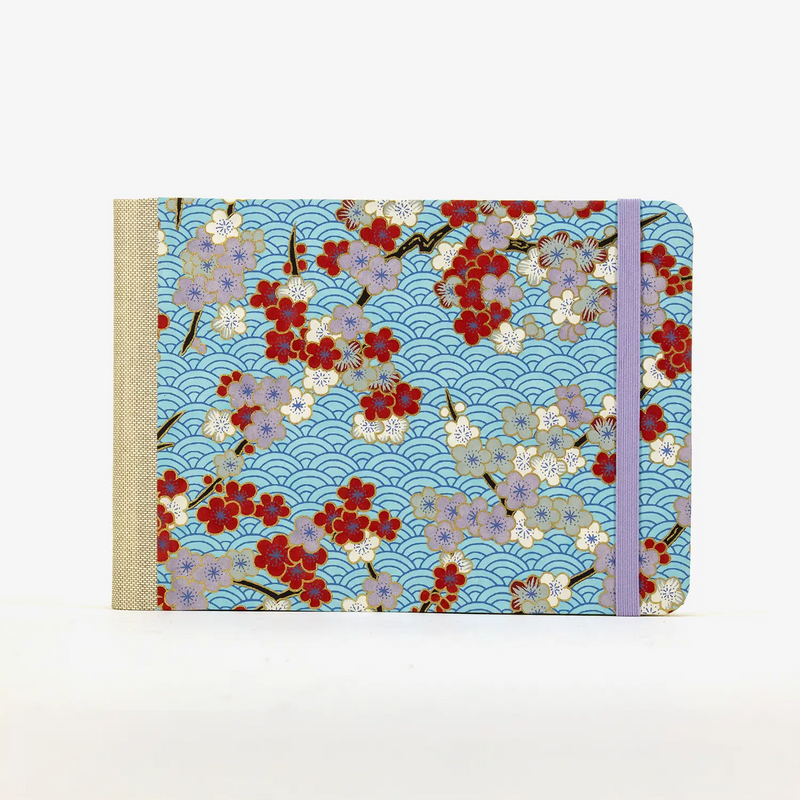Skizzenbuch / 192 Seiten / fadengeheftet / Querformat / Chiyogami-Floral-Blüten-bunt-Haifischhaut-blau