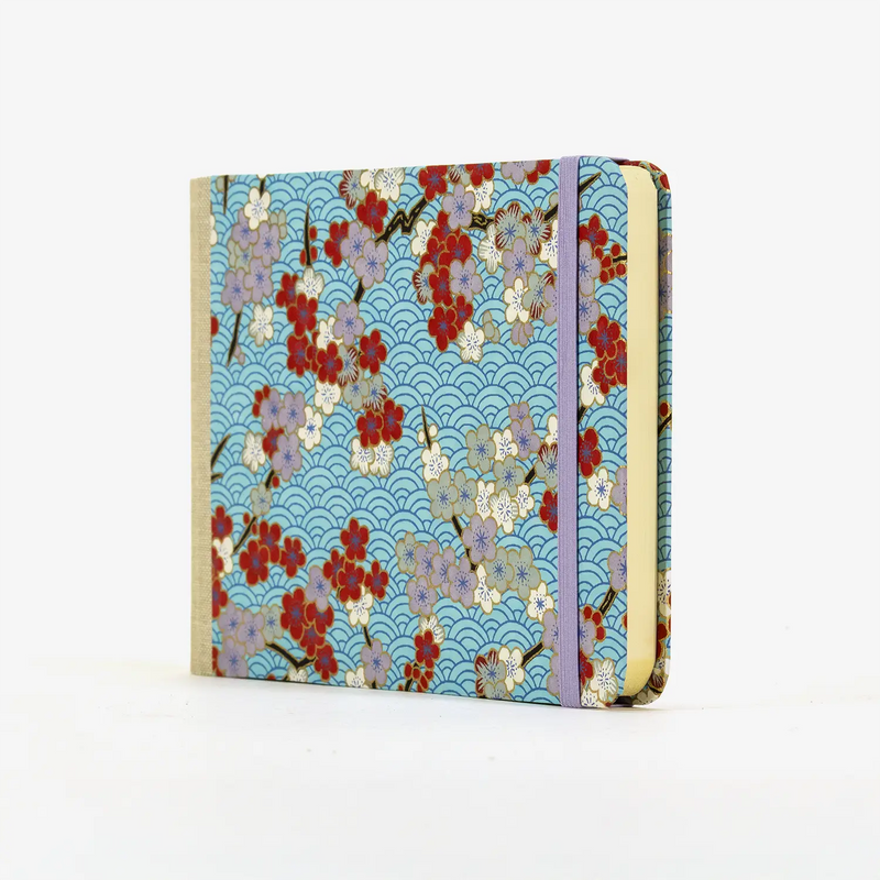 Skizzenbuch / 192 Seiten / fadengeheftet / Querformat / Chiyogami-Floral-Blüten-bunt-Haifischhaut-blau