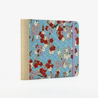 Skizzenbuch / 192 Seiten / fadengeheftet / Querformat / Chiyogami-Floral-Blüten-bunt-Haifischhaut-blau