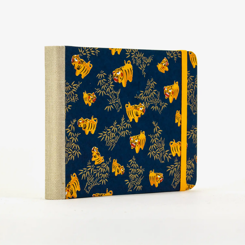 Skizzenbuch / 192 Seiten / fadengeheftet / Querformat / Chiyogami-Tiger/Gelb auf dunkelblau