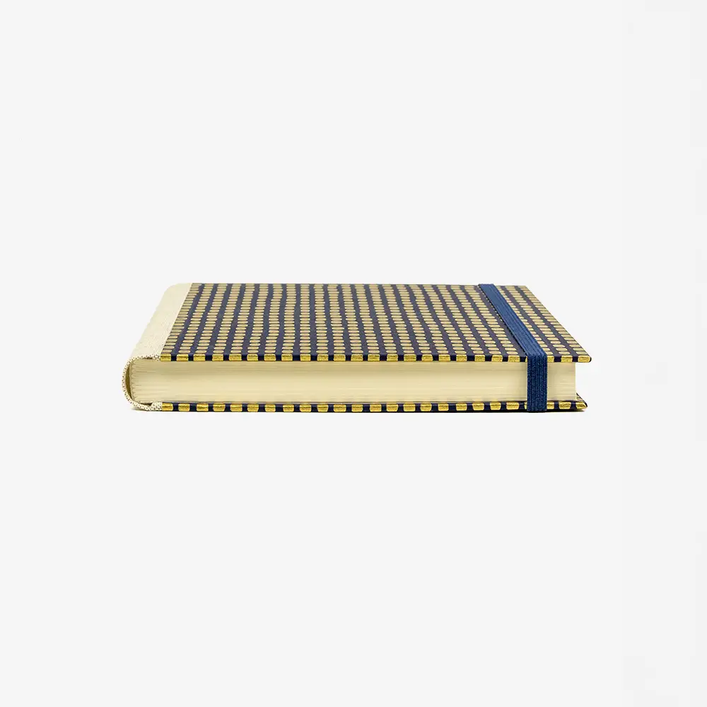 Skizzenbuch-15x15cm-240-seiten-mit-Chiyogami-bezogen-Motiv-Squares-gold-on-blue-cover-liegend