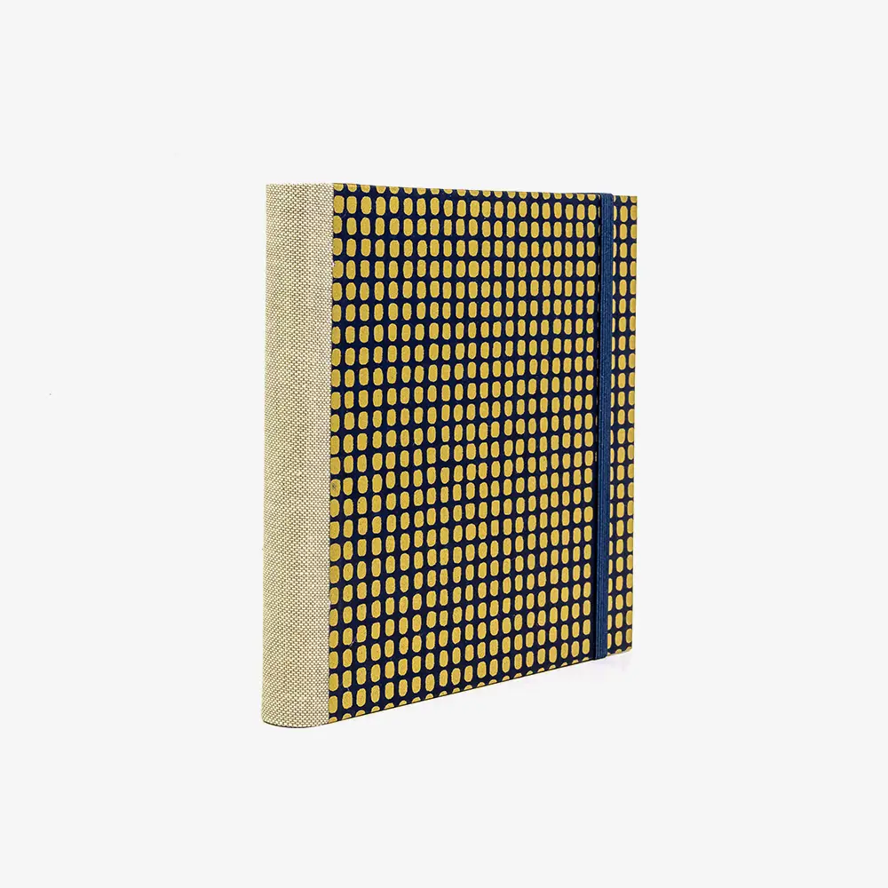 Skizzenbuch-15x15cm-240-seiten-mit-Chiyogami-bezogen-Motiv-Squares-gold-on-blue-cover-seitlich-von-hinten