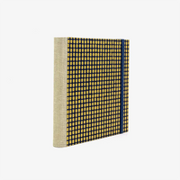Skizzenbuch-15x15cm-240-seiten-mit-Chiyogami-bezogen-Motiv-Squares-gold-on-blue-cover-seitlich-von-hinten