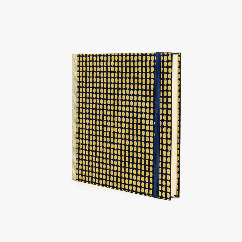 Skizzenbuch-15x15cm-240-seiten-mit-Chiyogami-bezogen-Motiv-Squares-gold-on-blue-cover-seitlich-von-vorn