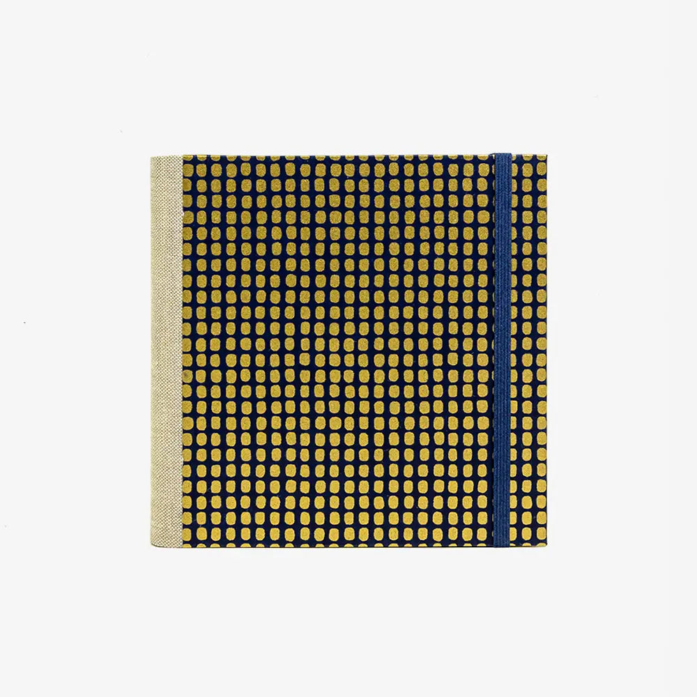 Skizzenbuch-15x15cm-240-seiten-mit-Chiyogami-bezogen-Motiv-Squares-gold-on-blue-cover-von-vorn