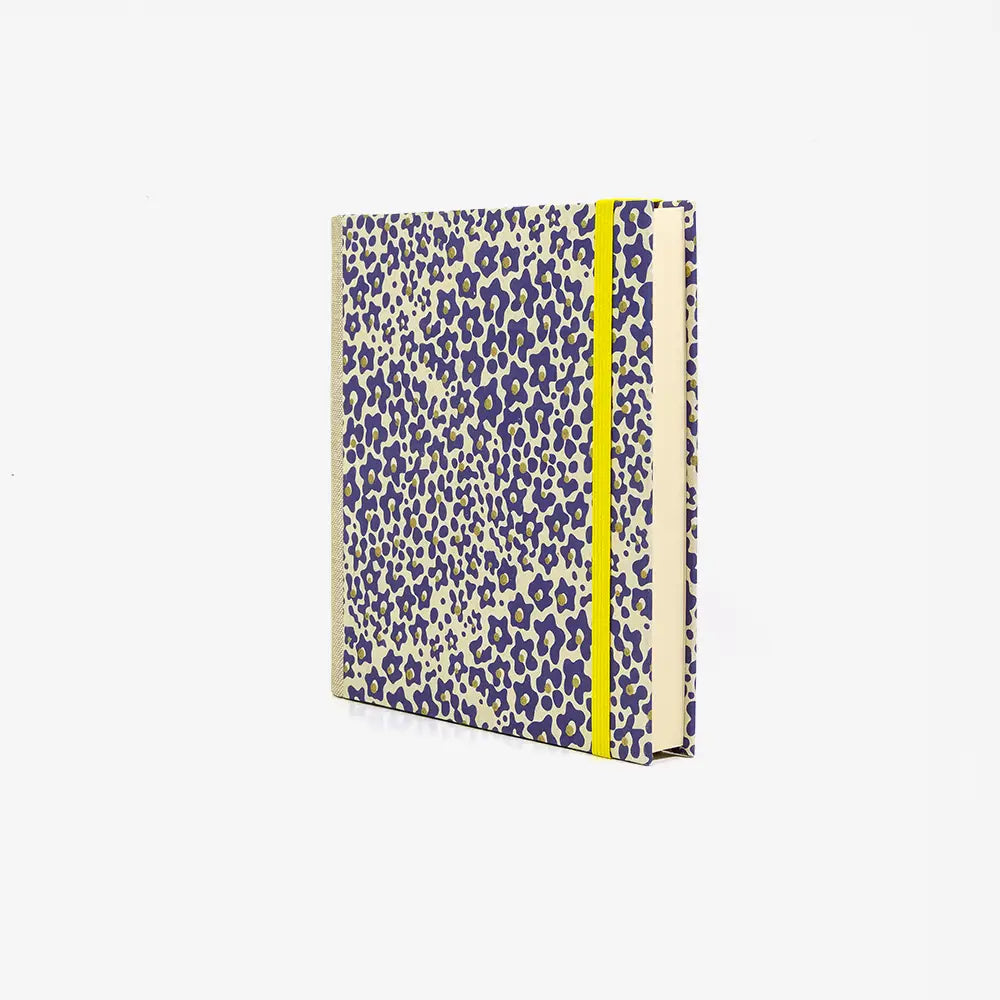 Skizzenbuch-15x15cm-240-seiten-mit-Lokta-bezogen-Motiv-Tierfellmuster-Purple-gold-auf-natur-cover-seitlich-von-vorn