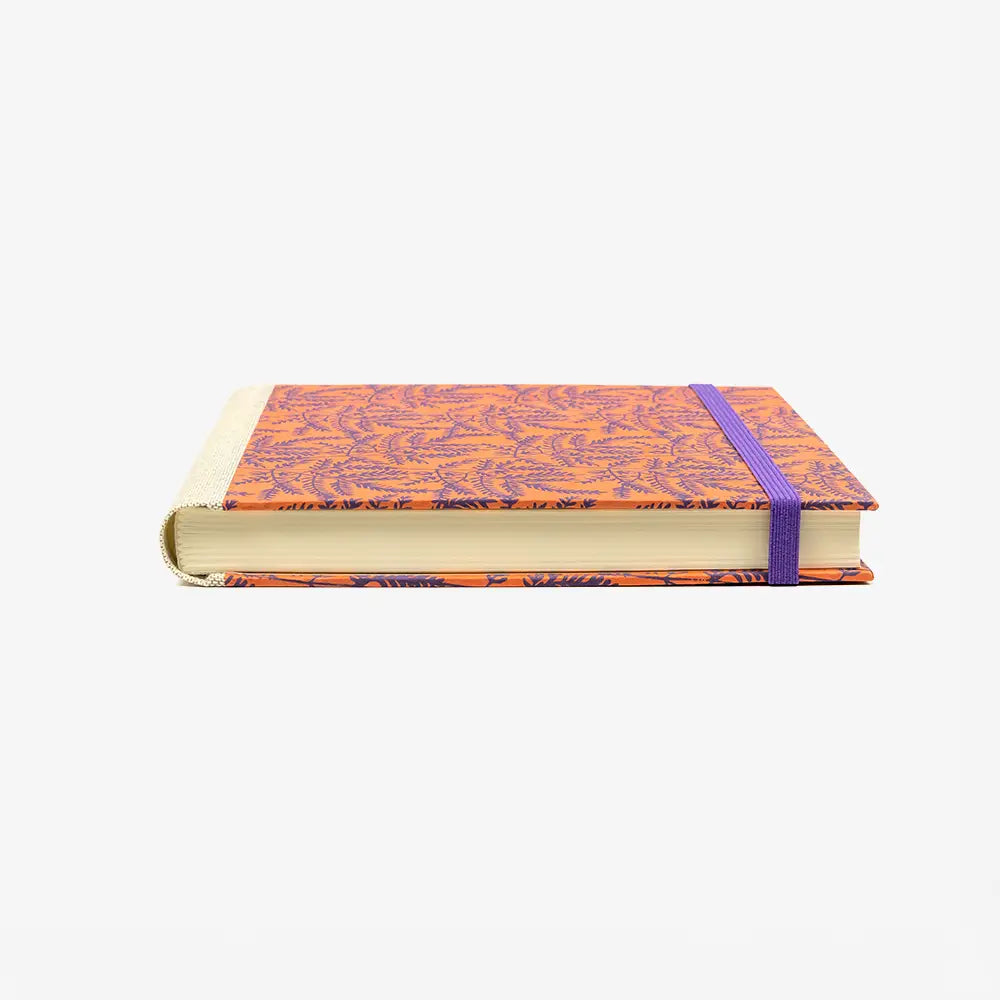 Skizzenbuch-15x15cm-240-seiten-mit-Lokta-bezogen-Motiv-Zweige-Purple-gold-auf-Orange-cover-liegend