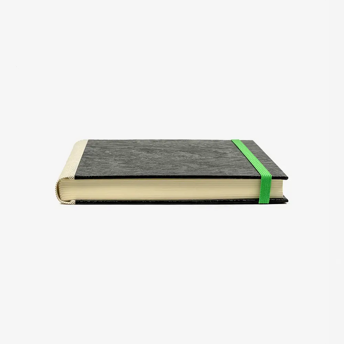 Skizzenbuch-15x15cm-240-seiten-mit-Urushi-bezogen-Motiv-Nami-black-on-black-cover-liegend