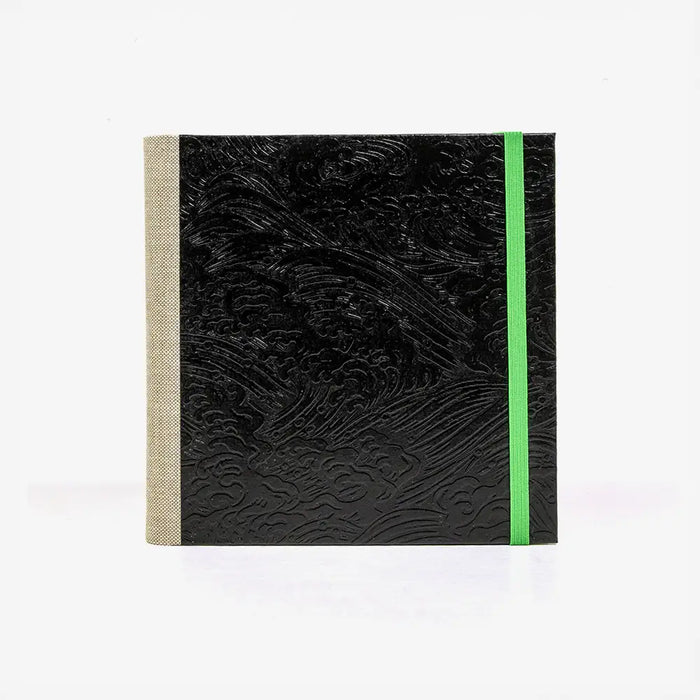 Skizzenbuch-15x15cm-240-seiten-mit-Urushi-bezogen-Motiv-Nami-black-on-black-cover-von-vorn