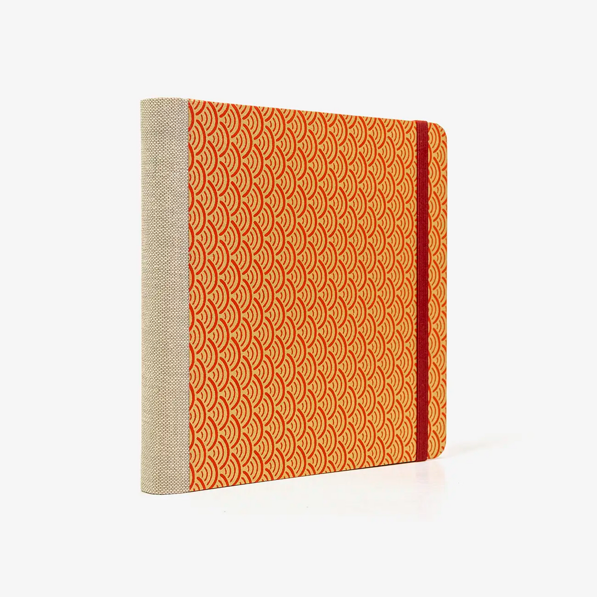 Skizzenbuch-15x15cm-224seiten-100grm-ivory-Skizzenpapier-fadengeheftet-HArdcover-mit-chiyogami-Papier-bezogen-Motiv-Haifschhaut-gold-auf-rot-von-hinten