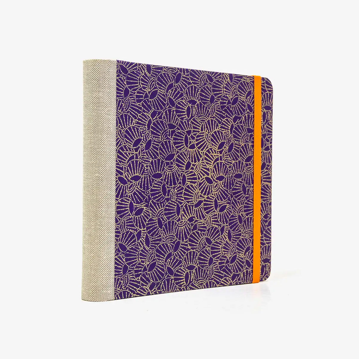 Skizzenbuch-15x15cm-224seiten-100grm-ivory-Skizzenpapier-fadengeheftet-HArdcover-mit-chiyogami-Papier-bezogen-Motiv-goldene-Trommeln-auf-Purple-seitlich-von-hinten