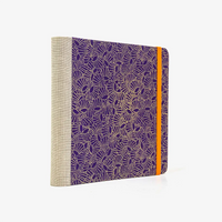 Skizzenbuch-15x15cm-224seiten-100grm-ivory-Skizzenpapier-fadengeheftet-HArdcover-mit-chiyogami-Papier-bezogen-Motiv-goldene-Trommeln-auf-Purple-seitlich-von-hinten