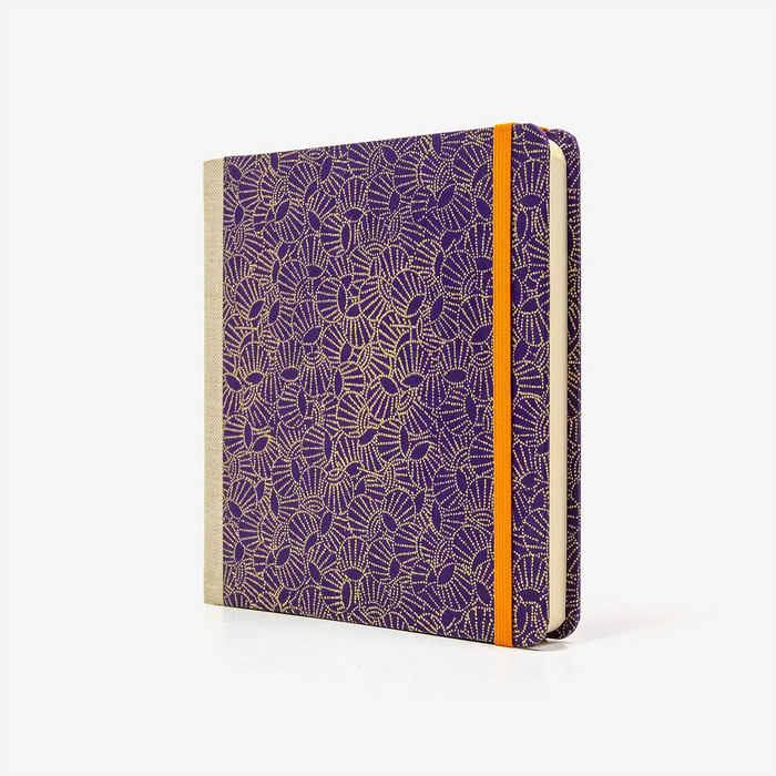 Skizzenbuch-15x15cm-224seiten-100grm-ivory-Skizzenpapier-fadengeheftet-HArdcover-mit-chiyogami-Papier-bezogen-Motiv-goldene-Trommeln-auf-Purple-seitlich-von-vorn