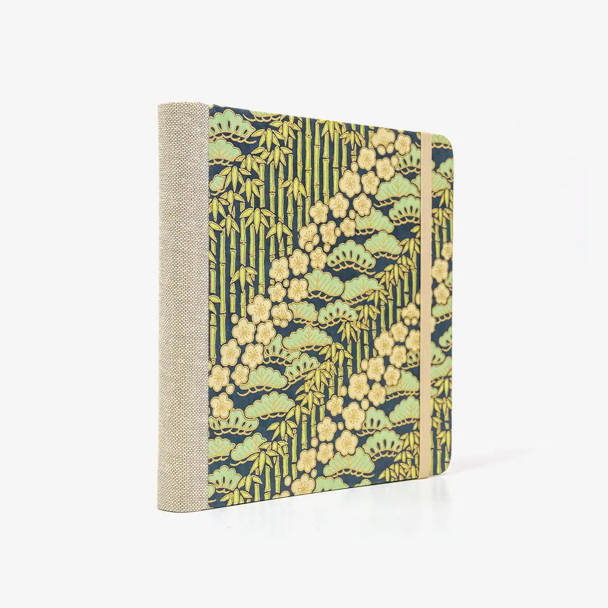 Skizzenbuch-15x15cm-244seiten-100grm-ivory-Skizzenpapier-mit-chiyogami-Papier-bezogen-Motiv-Bambus-gruen-auf-dunkelblau-seitlich-von-hinten