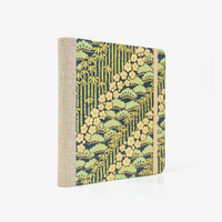 Skizzenbuch-15x15cm-244seiten-100grm-ivory-Skizzenpapier-mit-chiyogami-Papier-bezogen-Motiv-Bambus-gruen-auf-dunkelblau-seitlich-von-hinten