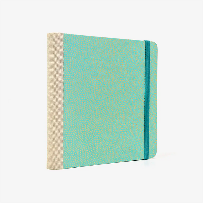 Skizzenbuch-15x15cm-244seiten-100grm-ivory-Skizzenpapier-mit-chiyogami-Papier-bezogen-Motiv-Samekomon gold auf Mint-seitlich-von-hinten