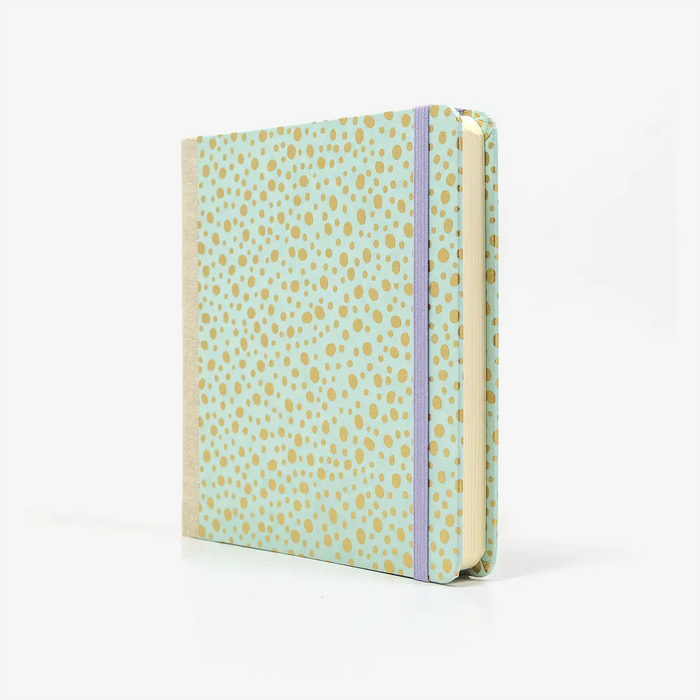 Skizzenbuch-15x15cm-244seiten-100grm-ivory-Skizzenpapier-mit-chiyogami-Papier-bezogen-Motiv-goldene-Punkte-auf-mint-seitlich-von-vorn