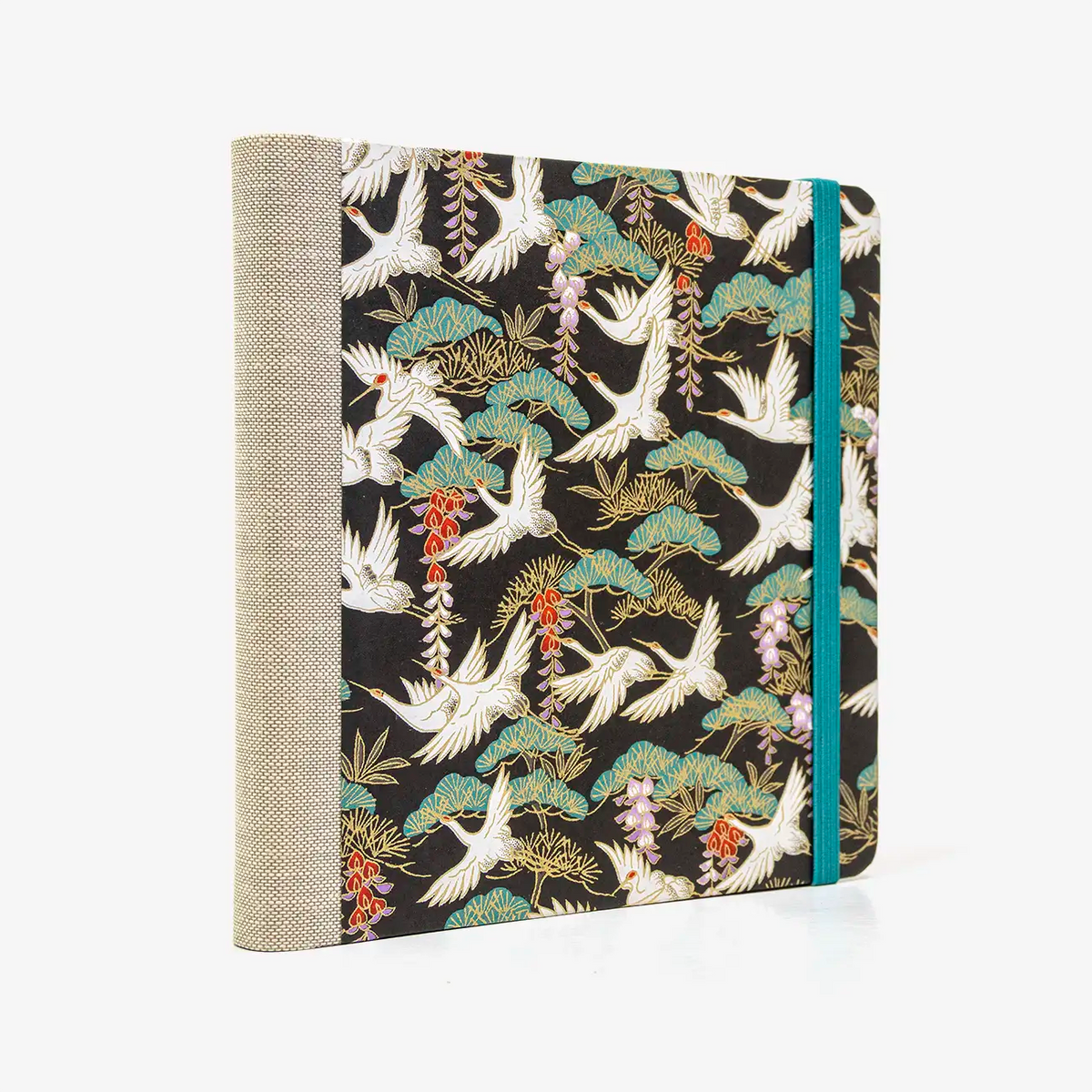 Skizzenbuch-15x15cm-244seiten-100grm-ivory-Skizzenpapier-mit-chiyogami-Papier-bezogen-Motiv-weisse-Kraniche-auf-schwarz-seitlich-von-hinten