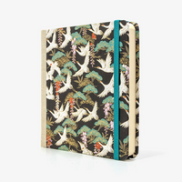Skizzenbuch-15x15cm-244seiten-100grm-ivory-Skizzenpapier-mit-chiyogami-Papier-bezogen-Motiv-weisse-Kraniche-auf-schwarz-seitlich-von-vorn