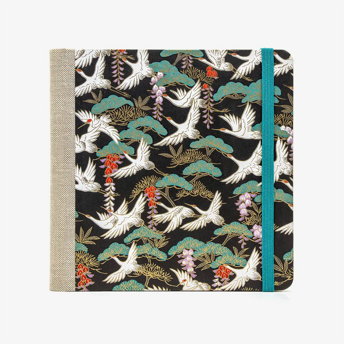 Skizzenbuch-15x15cm-244seiten-100grm-ivory-Skizzenpapier-mit-chiyogami-Papier-bezogen-Motiv-weisse-Kraniche-auf-schwarz-von-vorn