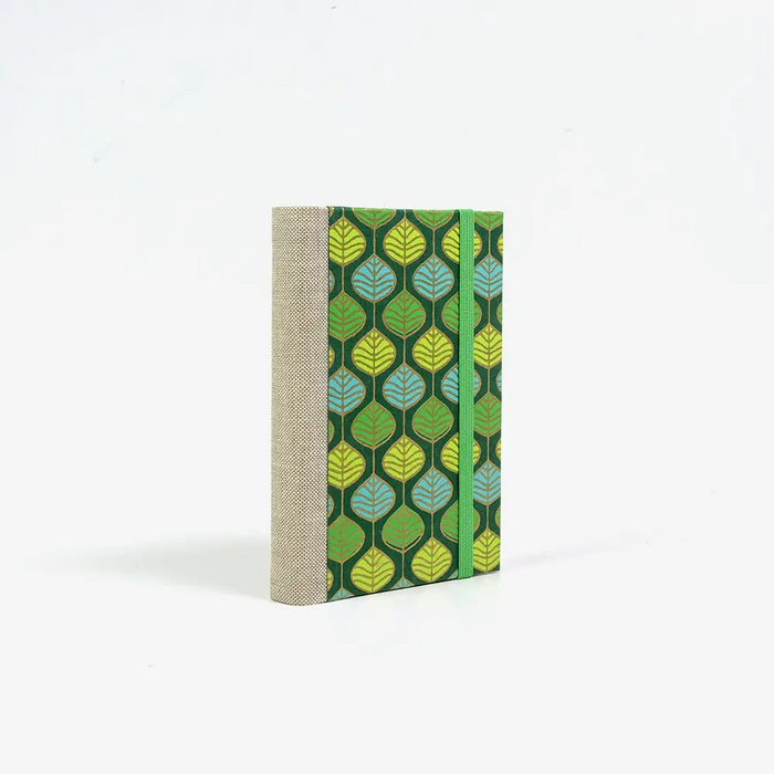 Skizzenbuch-9x14cm-244-Seiten-blanko-Baumwollpapier-Motiv-Blaetter-Gruen-cover-seitlich-von-hinten