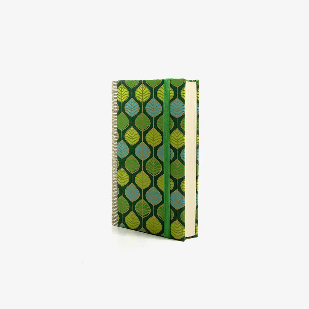 Skizzenbuch-9x14cm-244-Seiten-blanko-Baumwollpapier-Motiv-Blaetter-Gruen-cover-seitlich-von-vorn
