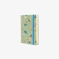 Skizzenbuch-9x14cm-244-Seiten-blanko-Chiyogami-Papier-Motiv-Kraniche-hellblau-cover-seitlich-von-vorn