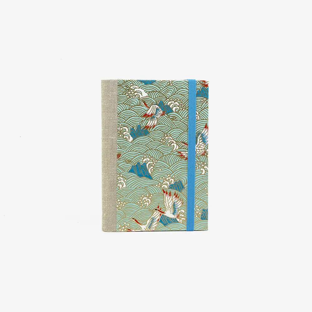 Skizzenbuch-9x14cm-244-Seiten-blanko-Chiyogami-Papier-Motiv-Kraniche-hellblau-cover-von-vorn