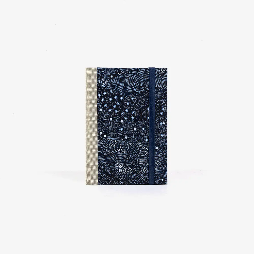 Skizzenbuch | klein (9x14cm) | 244 Seiten | Chiyogami Papier | Wiese Silber/ helblau / Weiß auf dunkelblau