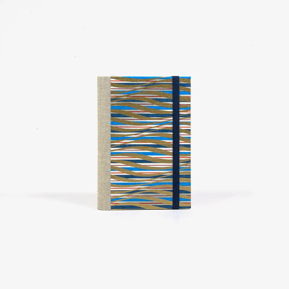 Skizzenbuch-9x14cm-244-Seiten-blanko-Chiyogami-Papier-Motiv-blau-gold-rot-gewellte-Streifen-cover-von-vorn