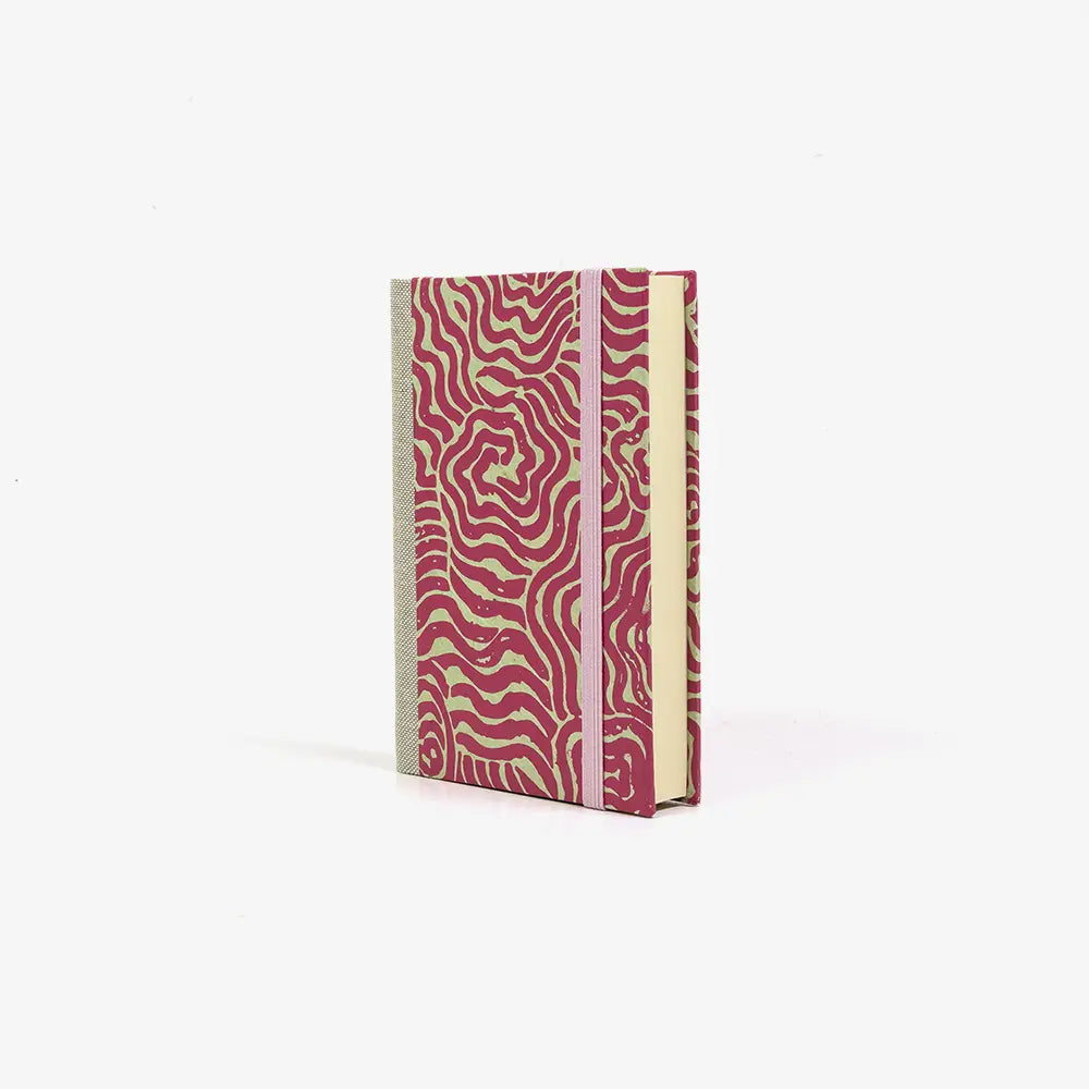 Skizzenbuch-9x14cm-244-Seiten-blanko-Loktapapier-Motiv-Labyrinth-Pink-auf-achseengruen-cover-seitlich-von-vorn