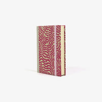 Skizzenbuch-9x14cm-244-Seiten-blanko-Loktapapier-Motiv-Labyrinth-Pink-auf-achseengruen-cover-seitlich-von-vorn