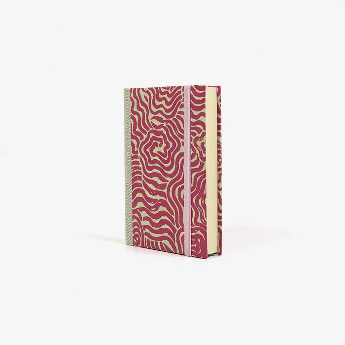 Skizzenbuch-9x14cm-244-Seiten-blanko-Loktapapier-Motiv-Labyrinth-Pink-auf-achseengruen-cover-seitlich-von-vorn