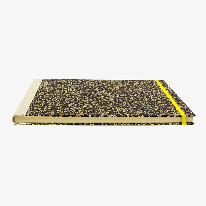 Skizzenbuch-A4-quer-cover-Chiyogami-papier-Motiv-Kirschblueten-gold-auf-schwarz-liegend
