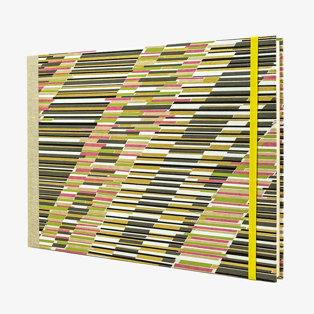 Skizzenbuch-A4-quer-cover-Chiyogami-papier-Motiv-Muster-mit-versetzten-Strichen-grau-seitlich-von-vorn