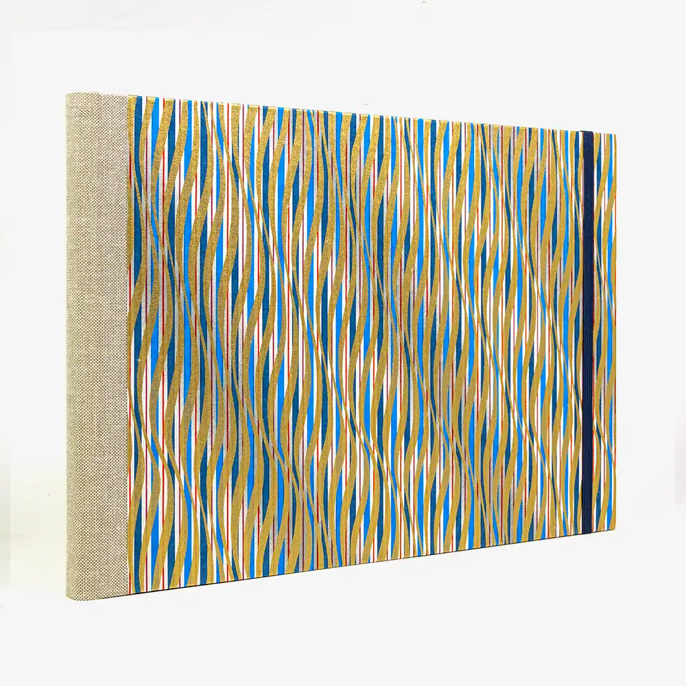 Skizzenbuch-A4-quer-cover-Chiyogami-papier-Motiv-blau-gold-rot-gewellte-Streifen-seitlich-von-hinten