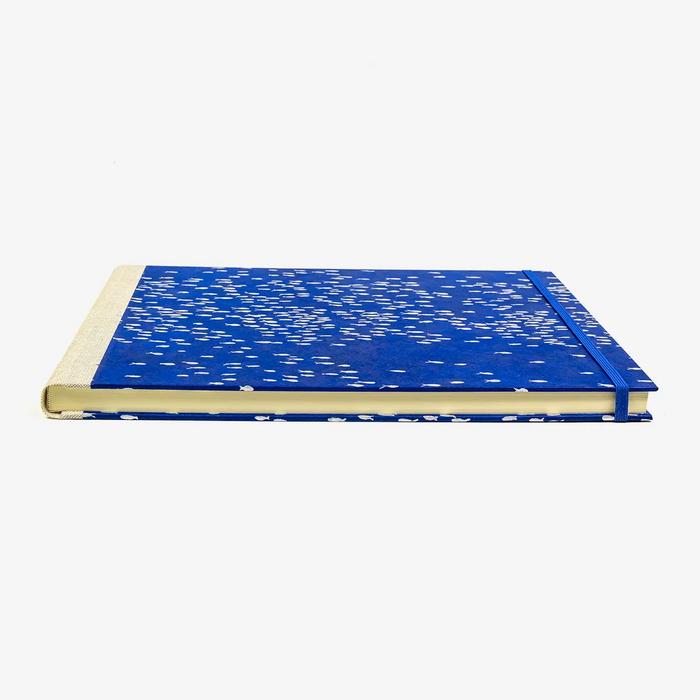 Skizzenbuch-A4-quer-cover-Lokta-papier-Motiv-Fischschwarm-silber-auf-blau-liegend