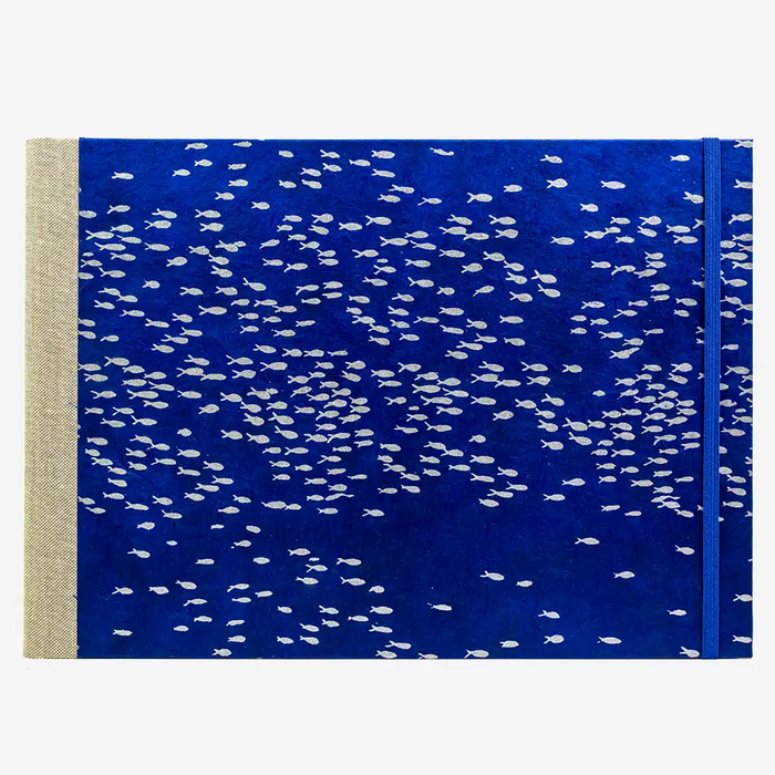 Skizzenbuch-A4-quer-cover-Lokta-papier-Motiv-Fischschwarm-silber-auf-blau-von-vorn