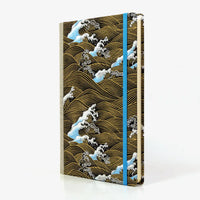 Skizzenbuch-A5-blanko-160-Seiten-Chiyogami-Papier-Motiv-Nami-Gold-blau-auf-schwarz-seitlich-von-vorn