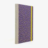 Skizzenbuch-A5-blanko-160-Seiten-Chiyogami-Papier-Motiv-golden-Dots-on-Purple-seitlich-von-hinten