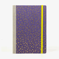 Skizzenbuch-A5-blanko-160-Seiten-Chiyogami-Papier-Motiv-golden-Dots-on-Purple-von-vorn