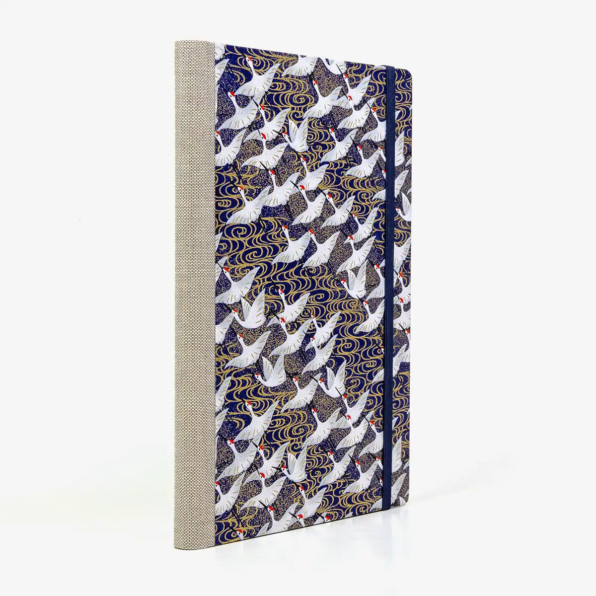 Skizzenbuch-A5-blanko-160-Seiten-Chiyogami-Papier-Motiv-kraniche-ueber-goldenen-Nebel-auf-blau-seitlich-von-hinten