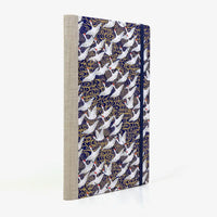Skizzenbuch-A5-blanko-160-Seiten-Chiyogami-Papier-Motiv-kraniche-ueber-goldenen-Nebel-auf-blau-seitlich-von-hinten