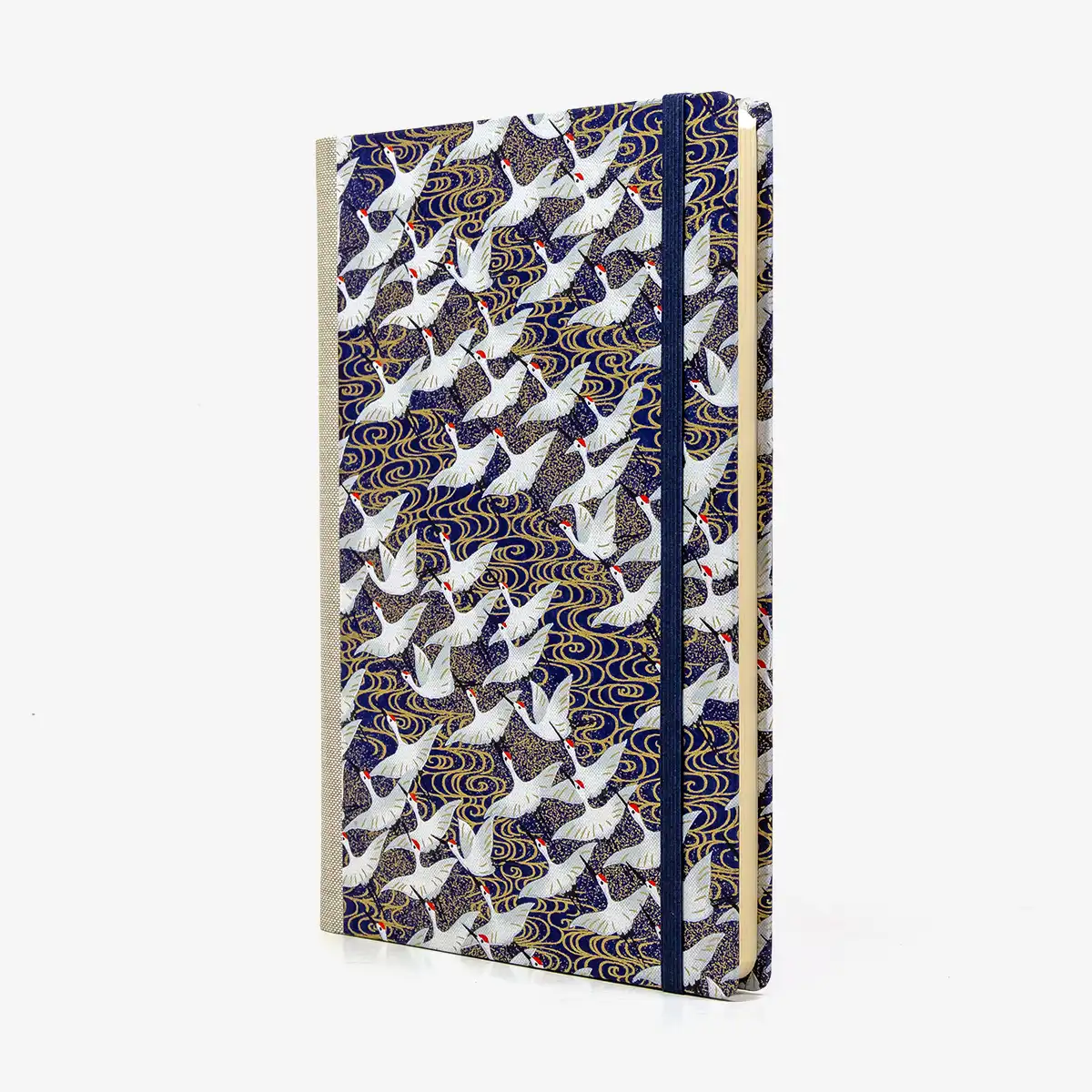 Skizzenbuch-A5-blanko-160-Seiten-Chiyogami-Papier-Motiv-kraniche-ueber-goldenen-Nebel-auf-blau-seitlich-von-vorn