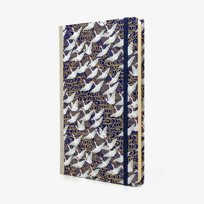 Skizzenbuch-A5-blanko-160-Seiten-Chiyogami-Papier-Motiv-kraniche-ueber-goldenen-Nebel-auf-blau-seitlich-von-vorn