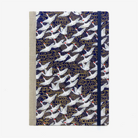 Skizzenbuch-A5-blanko-160-Seiten-Chiyogami-Papier-Motiv-kraniche-ueber-goldenen-Nebel-auf-blau-von-vorn