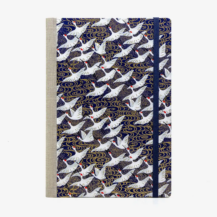 Skizzenbuch-A5-blanko-160-Seiten-Chiyogami-Papier-Motiv-kraniche-ueber-goldenen-Nebel-auf-blau-von-vorn