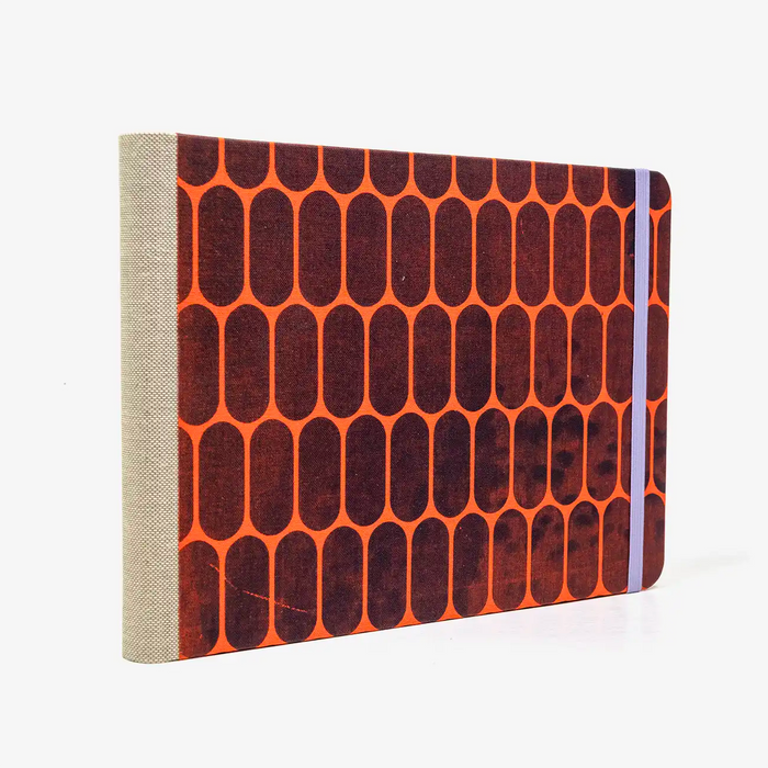 Skizzenbuch-A5-blanko-Querformat-mit-Leinen-bedruckt-bezogen-Motiv-Leinen-Orange-mti-Druck-seitlich-von-Hinten